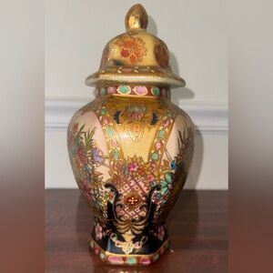 Elegant Floral Vase with Gold Accents